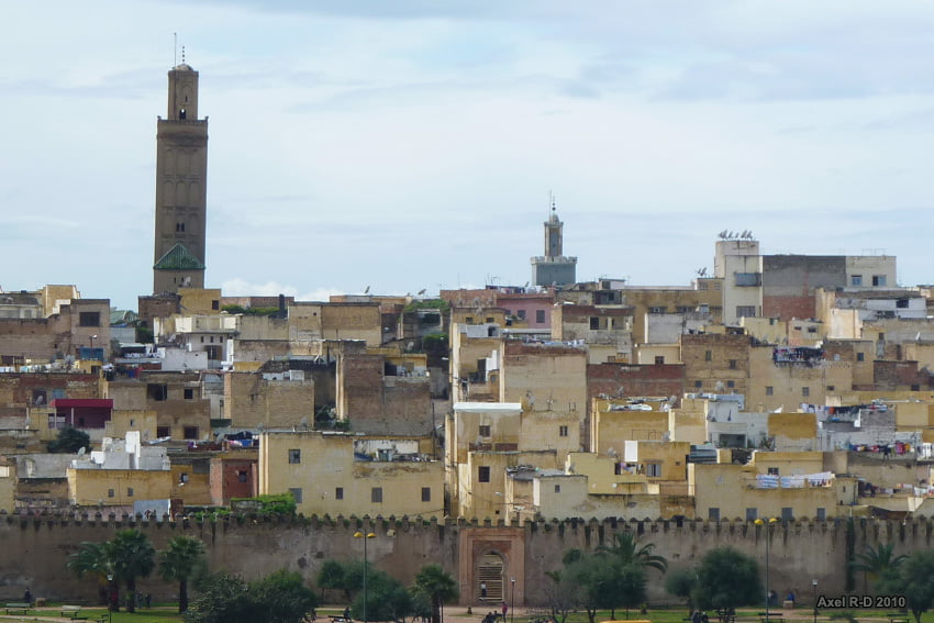 Mosquée Bab Berdieyinne in Meknes, a beautiful Moroccan mosque with intricate tilework and traditional architecture.